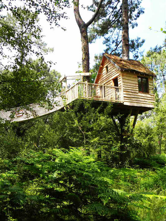 Cabane en bois dans le parc aventure Vivons Perchés